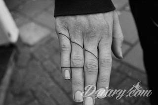 Skromne w formie tatuaże minimalistyczne ograniczające się do niewielkich kształtów i oparte na jednym kolorze. Doskonałe dla osób pragnących w niewielki sposób symbolizować konkretny przekaz. 