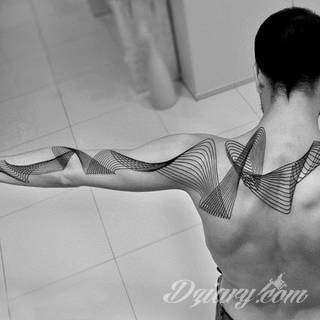 Skromne w formie tatuaże minimalistyczne ograniczające się do niewielkich kształtów i oparte na jednym kolorze. Doskonałe dla osób pragnących w niewielki sposób symbolizować konkretny przekaz. 