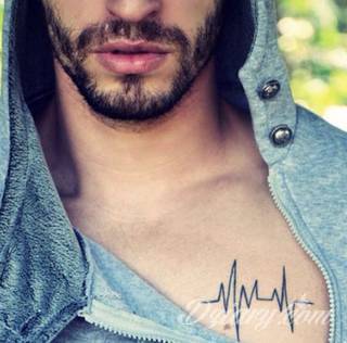 Skromne w formie tatuaże minimalistyczne ograniczające się do niewielkich kształtów i oparte na jednym kolorze. Doskonałe dla osób pragnących w niewielki sposób symbolizować konkretny przekaz. 