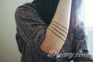 Skromne w formie tatuaże minimalistyczne ograniczające się do niewielkich kształtów i oparte na jednym kolorze. Doskonałe dla osób pragnących w niewielki sposób symbolizować konkretny przekaz. 