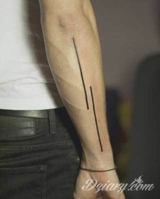 Skromne w formie tatuaże minimalistyczne ograniczające się do niewielkich kształtów i oparte na jednym kolorze. Doskonałe dla osób pragnących w niewielki sposób symbolizować konkretny przekaz. 