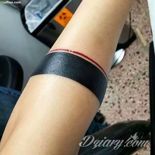 Skromne w formie tatuaże minimalistyczne ograniczające się do niewielkich kształtów i oparte na jednym kolorze. Doskonałe dla osób pragnących w niewielki sposób symbolizować konkretny przekaz. 