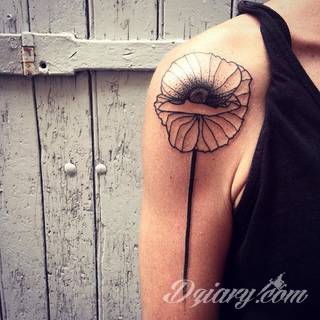 Skromne w formie tatuaże minimalistyczne ograniczające się do niewielkich kształtów i oparte na jednym kolorze. Doskonałe dla osób pragnących w niewielki sposób symbolizować konkretny przekaz. 