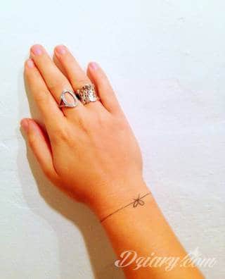 Skromne w formie tatuaże minimalistyczne ograniczające się do niewielkich kształtów i oparte na jednym kolorze. Doskonałe dla osób pragnących w niewielki sposób symbolizować konkretny przekaz. 