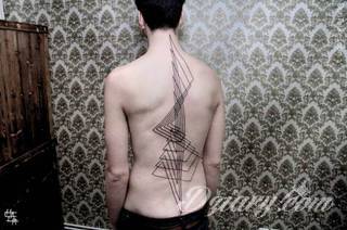 Skromne w formie tatuaże minimalistyczne ograniczające się do niewielkich kształtów i oparte na jednym kolorze. Doskonałe dla osób pragnących w niewielki sposób symbolizować konkretny przekaz. 