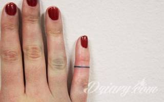 Skromne w formie tatuaże minimalistyczne ograniczające się do niewielkich kształtów i oparte na jednym kolorze. Doskonałe dla osób pragnących w niewielki sposób symbolizować konkretny przekaz. 