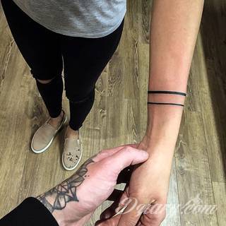 Skromne w formie tatuaże minimalistyczne ograniczające się do niewielkich kształtów i oparte na jednym kolorze. Doskonałe dla osób pragnących w niewielki sposób symbolizować konkretny przekaz. 