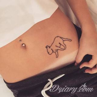 Skromne w formie tatuaże minimalistyczne ograniczające się do niewielkich kształtów i oparte na jednym kolorze. Doskonałe dla osób pragnących w niewielki sposób symbolizować konkretny przekaz. 