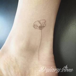 Skromne w formie tatuaże minimalistyczne ograniczające się do niewielkich kształtów i oparte na jednym kolorze. Doskonałe dla osób pragnących w niewielki sposób symbolizować konkretny przekaz. 