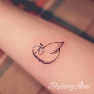 Skromne w formie tatuaże minimalistyczne ograniczające się do niewielkich kształtów i oparte na jednym kolorze. Doskonałe dla osób pragnących w niewielki sposób symbolizować konkretny przekaz. 