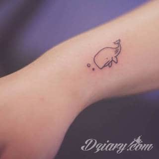 Skromne w formie tatuaże minimalistyczne ograniczające się do niewielkich kształtów i oparte na jednym kolorze. Doskonałe dla osób pragnących w niewielki sposób symbolizować konkretny przekaz. 