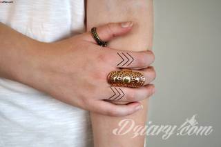 Skromne w formie tatuaże minimalistyczne ograniczające się do niewielkich kształtów i oparte na jednym kolorze. Doskonałe dla osób pragnących w niewielki sposób symbolizować konkretny przekaz. 