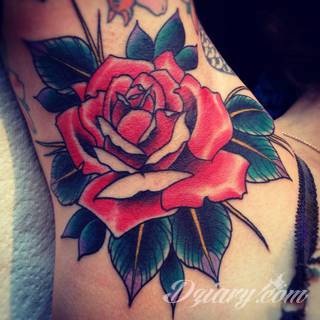 Skromne w formie tatuaże minimalistyczne ograniczające się do niewielkich kształtów i oparte na jednym kolorze. Doskonałe dla osób pragnących w niewielki sposób symbolizować konkretny przekaz. 