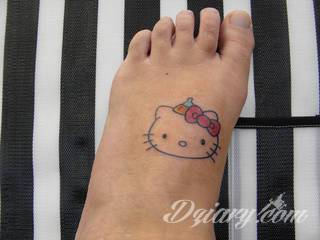 Skromne w formie tatuaże minimalistyczne ograniczające się do niewielkich kształtów i oparte na jednym kolorze. Doskonałe dla osób pragnących w niewielki sposób symbolizować konkretny przekaz. 