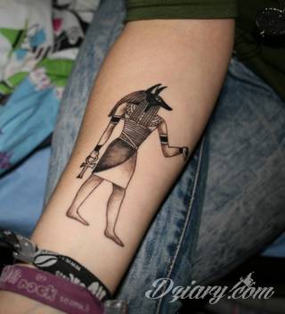 Skromne w formie tatuaże minimalistyczne ograniczające się do niewielkich kształtów i oparte na jednym kolorze. Doskonałe dla osób pragnących w niewielki sposób symbolizować konkretny przekaz. 