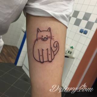 Skromne w formie tatuaże minimalistyczne ograniczające się do niewielkich kształtów i oparte na jednym kolorze. Doskonałe dla osób pragnących w niewielki sposób symbolizować konkretny przekaz. 