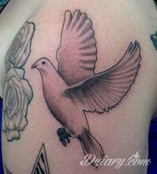 Skromne w formie tatuaże minimalistyczne ograniczające się do niewielkich kształtów i oparte na jednym kolorze. Doskonałe dla osób pragnących w niewielki sposób symbolizować konkretny przekaz. 