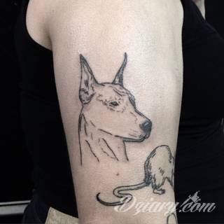 Skromne w formie tatuaże minimalistyczne ograniczające się do niewielkich kształtów i oparte na jednym kolorze. Doskonałe dla osób pragnących w niewielki sposób symbolizować konkretny przekaz. 