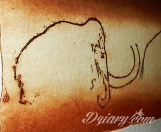 Skromne w formie tatuaże minimalistyczne ograniczające się do niewielkich kształtów i oparte na jednym kolorze. Doskonałe dla osób pragnących w niewielki sposób symbolizować konkretny przekaz. 