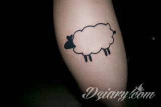 Skromne w formie tatuaże minimalistyczne ograniczające się do niewielkich kształtów i oparte na jednym kolorze. Doskonałe dla osób pragnących w niewielki sposób symbolizować konkretny przekaz. 