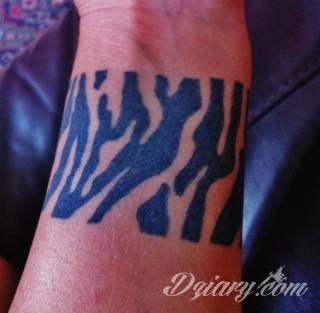 Skromne w formie tatuaże minimalistyczne ograniczające się do niewielkich kształtów i oparte na jednym kolorze. Doskonałe dla osób pragnących w niewielki sposób symbolizować konkretny przekaz. 