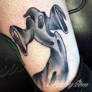 Skromne w formie tatuaże minimalistyczne ograniczające się do niewielkich kształtów i oparte na jednym kolorze. Doskonałe dla osób pragnących w niewielki sposób symbolizować konkretny przekaz. 