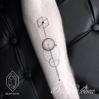 Skromne w formie tatuaże minimalistyczne ograniczające się do niewielkich kształtów i oparte na jednym kolorze. Doskonałe dla osób pragnących w niewielki sposób symbolizować konkretny przekaz. 