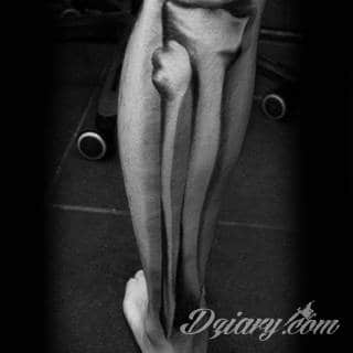 Skromne w formie tatuaże minimalistyczne ograniczające się do niewielkich kształtów i oparte na jednym kolorze. Doskonałe dla osób pragnących w niewielki sposób symbolizować konkretny przekaz. 