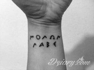 Skromne w formie tatuaże minimalistyczne ograniczające się do niewielkich kształtów i oparte na jednym kolorze. Doskonałe dla osób pragnących w niewielki sposób symbolizować konkretny przekaz. 