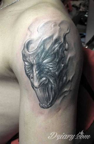 Skromne w formie tatuaże minimalistyczne ograniczające się do niewielkich kształtów i oparte na jednym kolorze. Doskonałe dla osób pragnących w niewielki sposób symbolizować konkretny przekaz. 