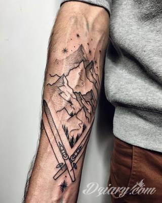 Skromne w formie tatuaże minimalistyczne ograniczające się do niewielkich kształtów i oparte na jednym kolorze. Doskonałe dla osób pragnących w niewielki sposób symbolizować konkretny przekaz. 