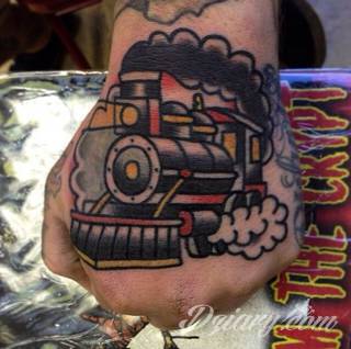 Skromne w formie tatuaże minimalistyczne ograniczające się do niewielkich kształtów i oparte na jednym kolorze. Doskonałe dla osób pragnących w niewielki sposób symbolizować konkretny przekaz. 