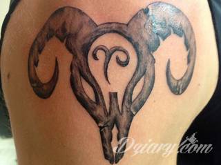 Skromne w formie tatuaże minimalistyczne ograniczające się do niewielkich kształtów i oparte na jednym kolorze. Doskonałe dla osób pragnących w niewielki sposób symbolizować konkretny przekaz. 