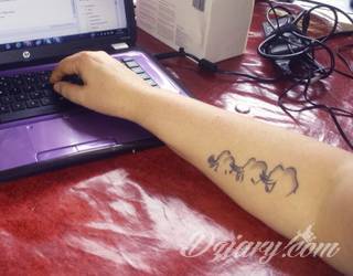 Skromne w formie tatuaże minimalistyczne ograniczające się do niewielkich kształtów i oparte na jednym kolorze. Doskonałe dla osób pragnących w niewielki sposób symbolizować konkretny przekaz. 