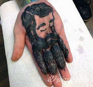 Skromne w formie tatuaże minimalistyczne ograniczające się do niewielkich kształtów i oparte na jednym kolorze. Doskonałe dla osób pragnących w niewielki sposób symbolizować konkretny przekaz. 