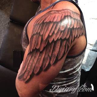 Skromne w formie tatuaże minimalistyczne ograniczające się do niewielkich kształtów i oparte na jednym kolorze. Doskonałe dla osób pragnących w niewielki sposób symbolizować konkretny przekaz. 