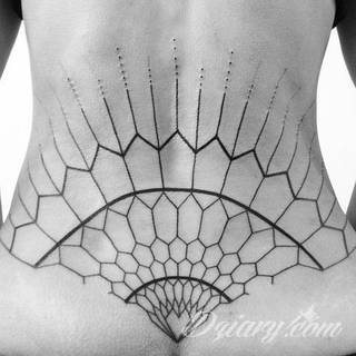 Skromne w formie tatuaże minimalistyczne ograniczające się do niewielkich kształtów i oparte na jednym kolorze. Doskonałe dla osób pragnących w niewielki sposób symbolizować konkretny przekaz. 