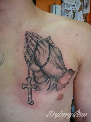 Skromne w formie tatuaże minimalistyczne ograniczające się do niewielkich kształtów i oparte na jednym kolorze. Doskonałe dla osób pragnących w niewielki sposób symbolizować konkretny przekaz. 