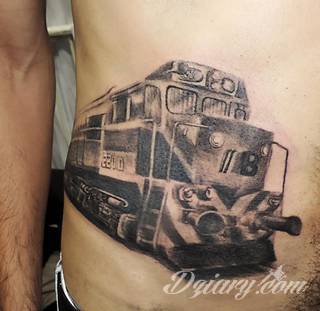 Skromne w formie tatuaże minimalistyczne ograniczające się do niewielkich kształtów i oparte na jednym kolorze. Doskonałe dla osób pragnących w niewielki sposób symbolizować konkretny przekaz. 