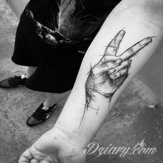 Skromne w formie tatuaże minimalistyczne ograniczające się do niewielkich kształtów i oparte na jednym kolorze. Doskonałe dla osób pragnących w niewielki sposób symbolizować konkretny przekaz. 