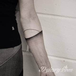 Skromne w formie tatuaże minimalistyczne ograniczające się do niewielkich kształtów i oparte na jednym kolorze. Doskonałe dla osób pragnących w niewielki sposób symbolizować konkretny przekaz. 