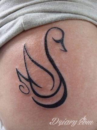 Skromne w formie tatuaże minimalistyczne ograniczające się do niewielkich kształtów i oparte na jednym kolorze. Doskonałe dla osób pragnących w niewielki sposób symbolizować konkretny przekaz. 