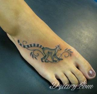 Skromne w formie tatuaże minimalistyczne ograniczające się do niewielkich kształtów i oparte na jednym kolorze. Doskonałe dla osób pragnących w niewielki sposób symbolizować konkretny przekaz. 