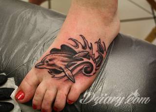 Skromne w formie tatuaże minimalistyczne ograniczające się do niewielkich kształtów i oparte na jednym kolorze. Doskonałe dla osób pragnących w niewielki sposób symbolizować konkretny przekaz. 