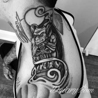 Skromne w formie tatuaże minimalistyczne ograniczające się do niewielkich kształtów i oparte na jednym kolorze. Doskonałe dla osób pragnących w niewielki sposób symbolizować konkretny przekaz. 