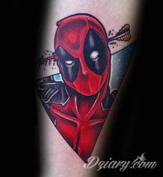 Skromne w formie tatuaże minimalistyczne ograniczające się do niewielkich kształtów i oparte na jednym kolorze. Doskonałe dla osób pragnących w niewielki sposób symbolizować konkretny przekaz. 