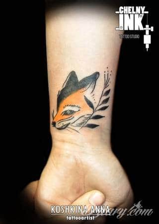 Skromne w formie tatuaże minimalistyczne ograniczające się do niewielkich kształtów i oparte na jednym kolorze. Doskonałe dla osób pragnących w niewielki sposób symbolizować konkretny przekaz. 