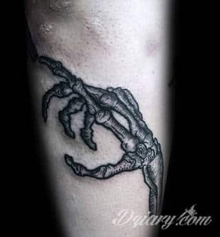 Skromne w formie tatuaże minimalistyczne ograniczające się do niewielkich kształtów i oparte na jednym kolorze. Doskonałe dla osób pragnących w niewielki sposób symbolizować konkretny przekaz. 