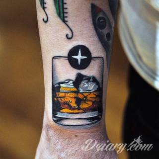 Skromne w formie tatuaże minimalistyczne ograniczające się do niewielkich kształtów i oparte na jednym kolorze. Doskonałe dla osób pragnących w niewielki sposób symbolizować konkretny przekaz. 