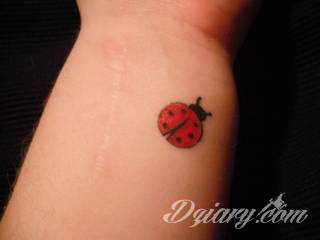 Skromne w formie tatuaże minimalistyczne ograniczające się do niewielkich kształtów i oparte na jednym kolorze. Doskonałe dla osób pragnących w niewielki sposób symbolizować konkretny przekaz. 